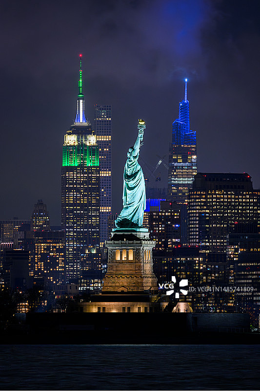 自由女神像夜景与帝国大厦图片素材