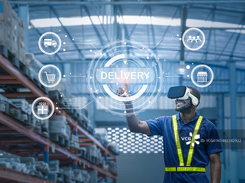 非洲仓库工人使用数字化虚拟界面图片素材