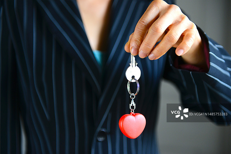 房地产经纪人向客户递交钥匙图片素材