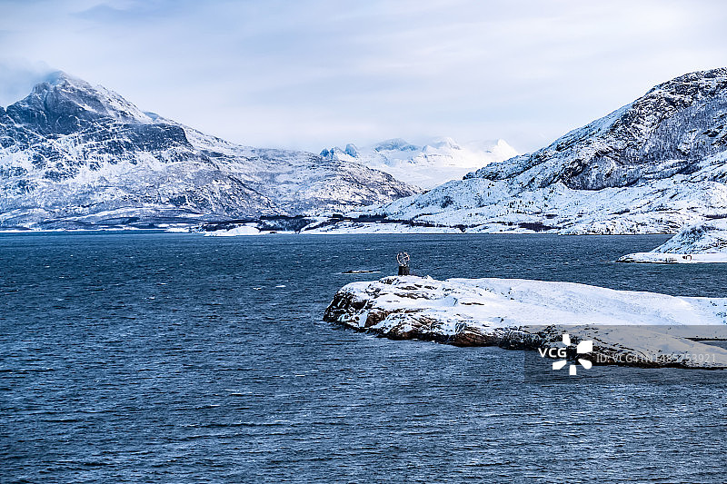 挪威诺尔兰挪威海的雪山山脉图片素材