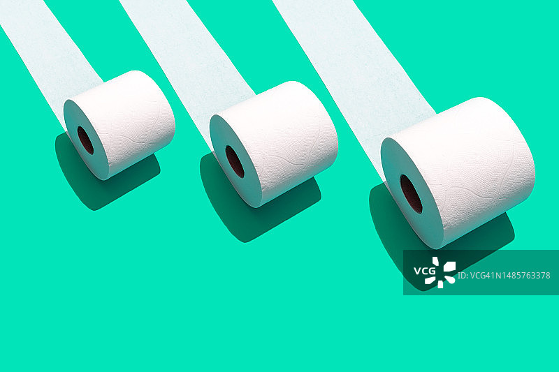 绿色背景上的三个卷纸图片素材