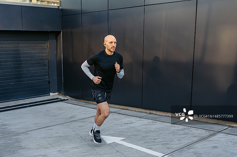 在停车场户外慢跑的年轻男人图片素材