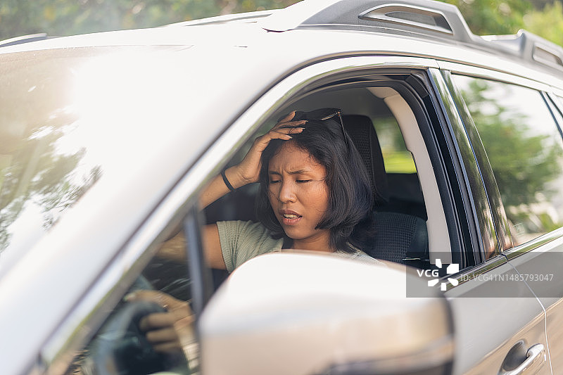 失望的女人在抛锚的车里等待图片素材