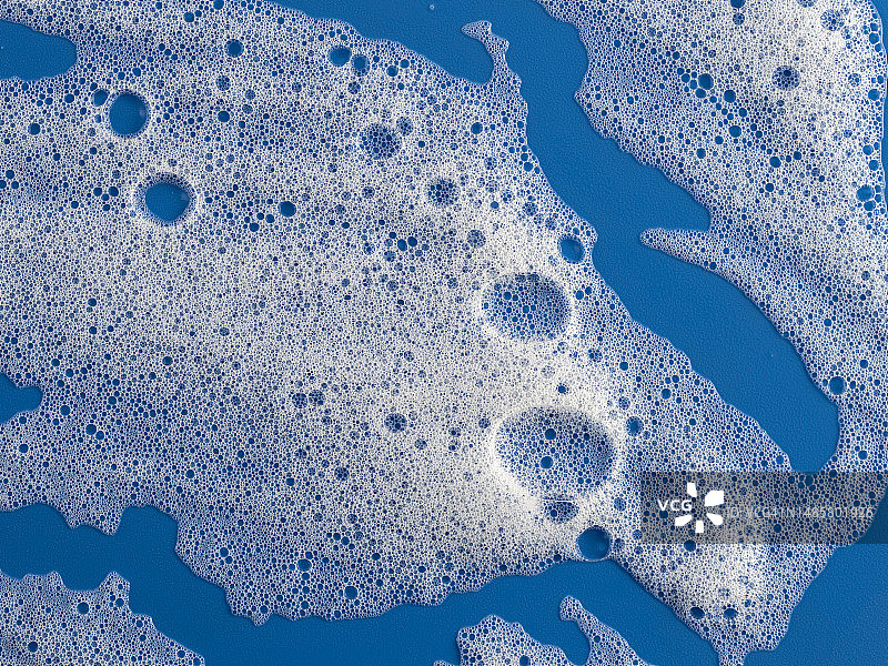 蓝色背景浴室中的气泡和肥皂泡图片素材