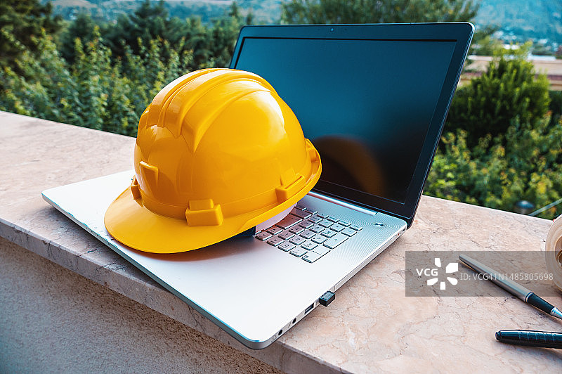 建筑师的笔记本电脑，罗马尼亚奥拉迪亚图片素材