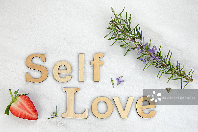 白色大理石背景上的自爱主题（英国）图片素材