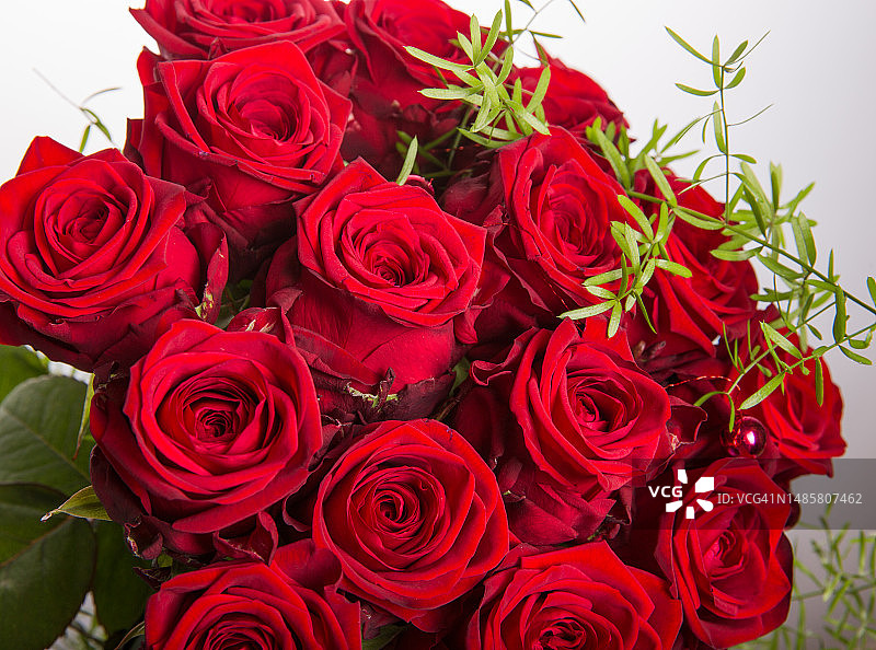 花店里用红玫瑰制作的豪华花束情人节花束图片素材