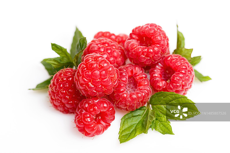 白色背景上的覆盆子和叶子图片素材