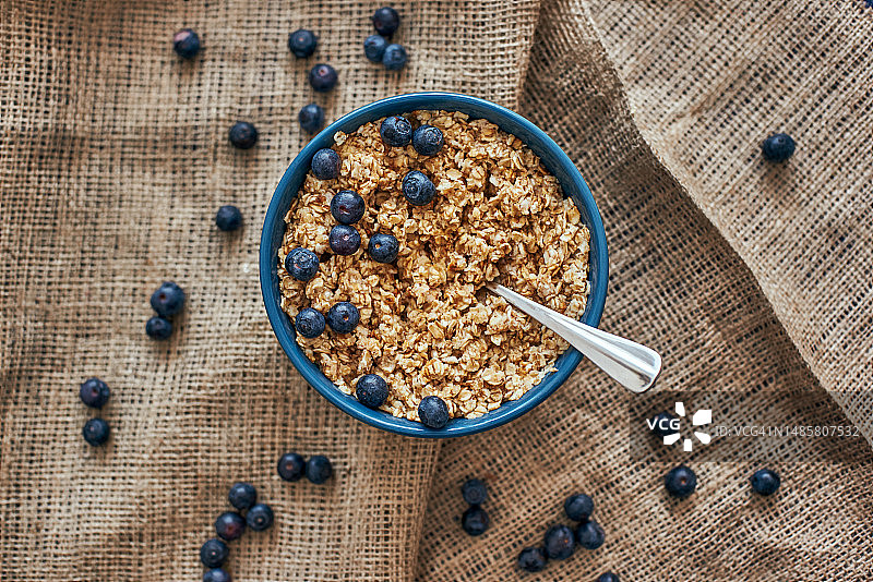 准备好吃蓝莓麦片碗（顶视图）图片素材