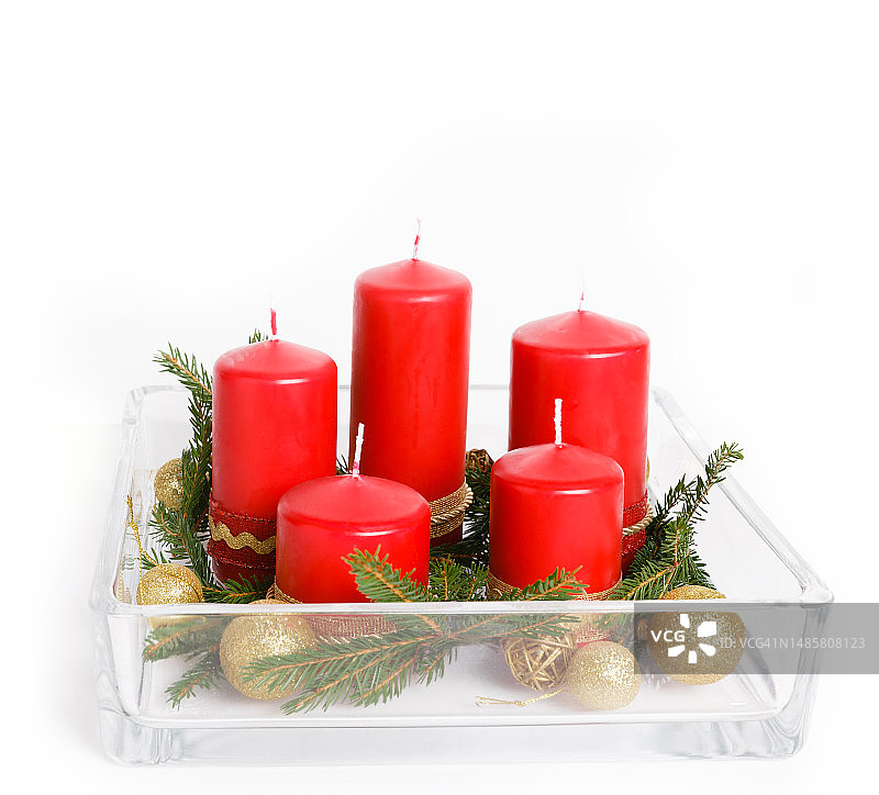 静物：红色蜡烛、金色圆球、丝带、玻璃器皿中的冷杉枝、圣诞蜡烛、基督降临蜡烛图片素材