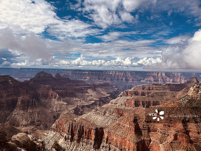 美国亚利桑那州北缘在多云天空下的空中景观视角图片素材