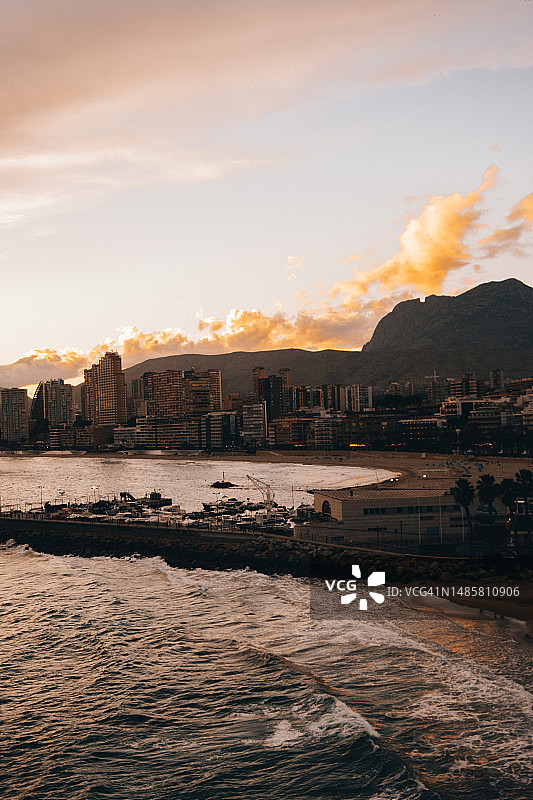 西班牙阿利坎特贝尼多姆海滨建筑日落景色图片素材