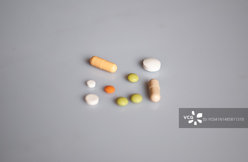 白色背景下的药丸，乌克兰图片素材