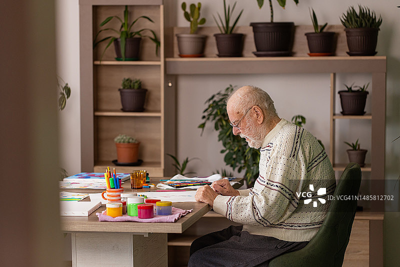 男艺术家在工作室的画布上绘画图片素材