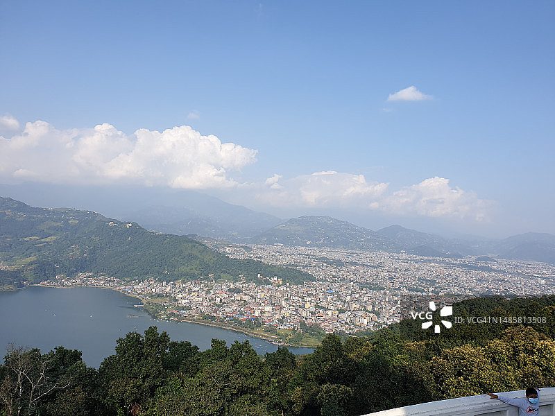 尼泊尔甘达基省博卡拉山脉城镇高角度景观图片素材