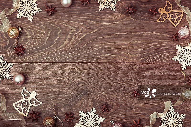 云杉枝、圣诞树、粉色圣诞装饰球与白色背景上的丝带组成的圣诞节组合图片素材