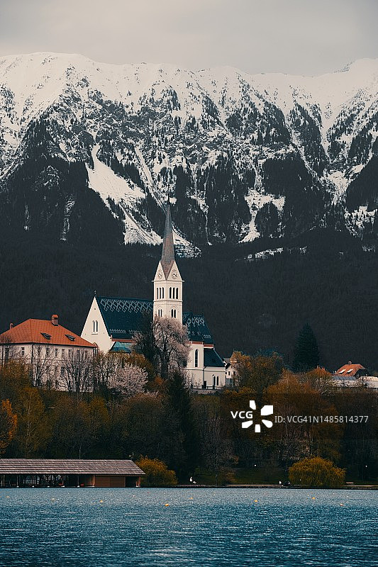 斯洛文尼亚拉多夫利察湖畔建筑风光图片素材