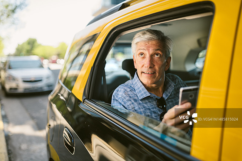 商人在出租车内使用智能手机图片素材