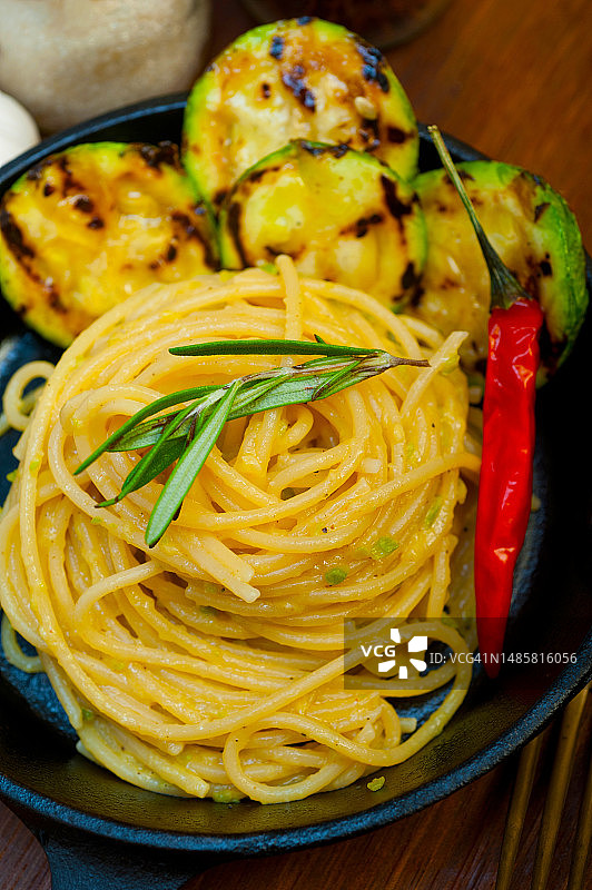 意式西葫芦酱意面，铁锅图片素材