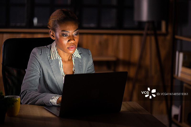 女子在办公室深夜工作图片素材