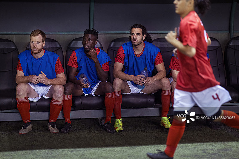 预备队男足球运动员紧张观看重要足球比赛图片素材