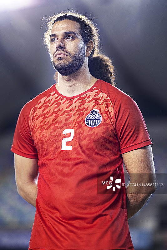 专注的男足球运动员在体育场上认真倾听图片素材