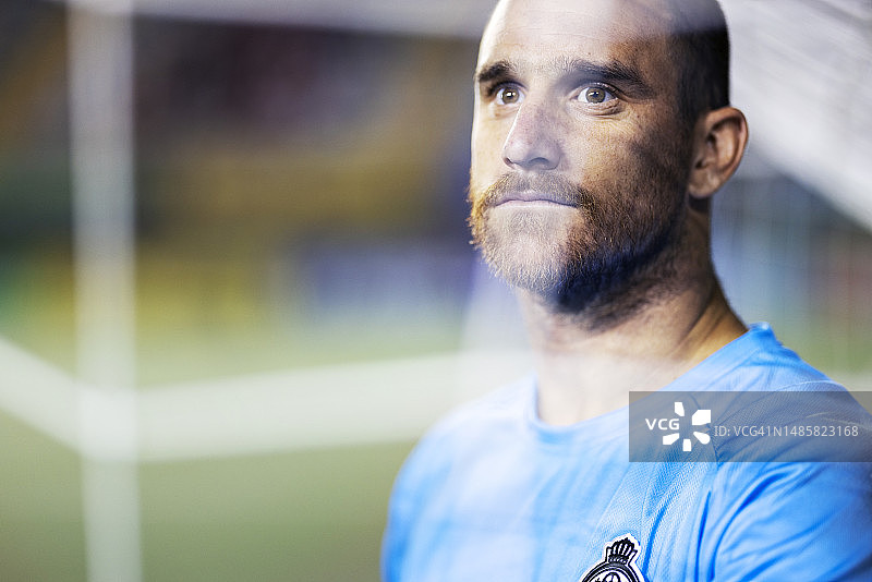足球守门员专注地看着远方图片素材