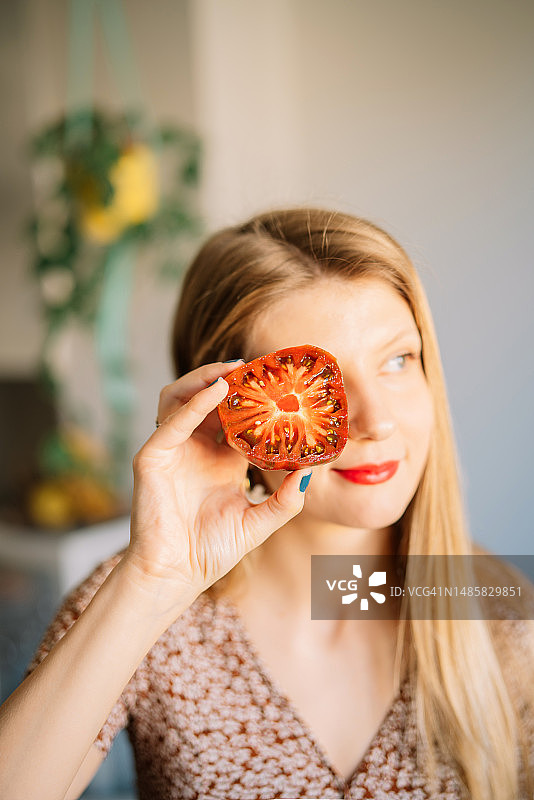 年轻女人在西班牙莱里达吃甜甜圈图片素材