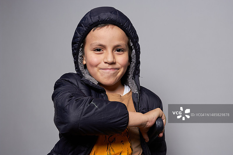 灰色背景下穿帽衫的男孩肖像图片素材