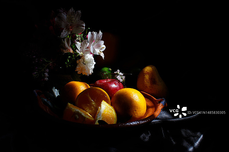 墨西哥黑色背景下盘中水果特写图片素材