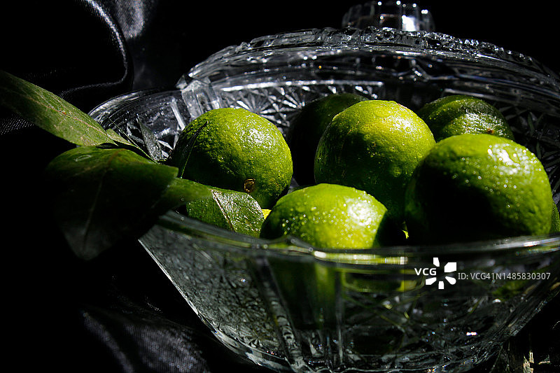 黑色背景下的青柠特写，墨西哥图片素材