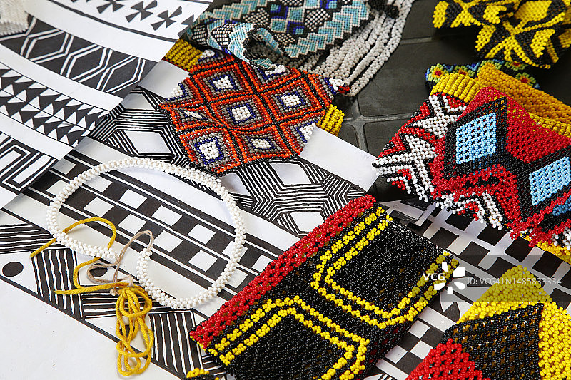 在巴西露天集市上出售的土著手工艺品图片素材