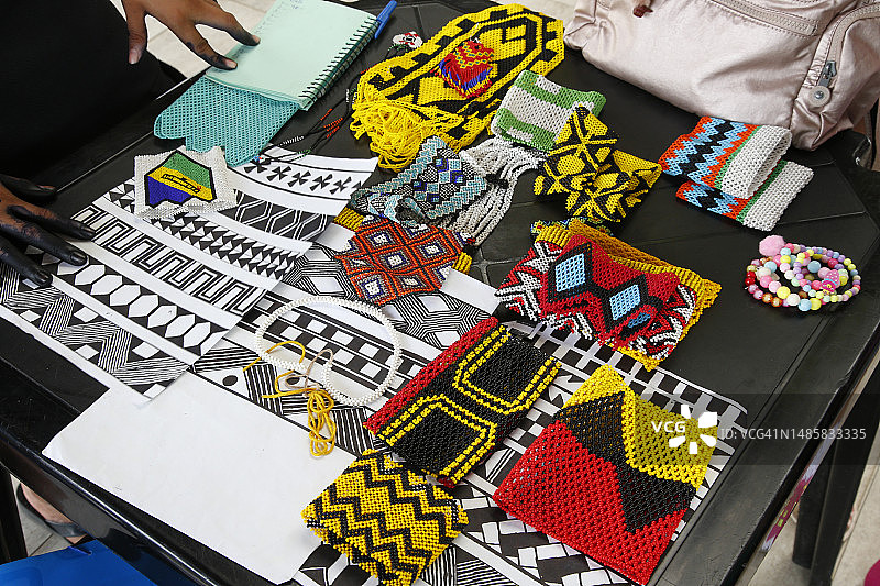 在巴西露天集市上出售的土著手工艺品图片素材