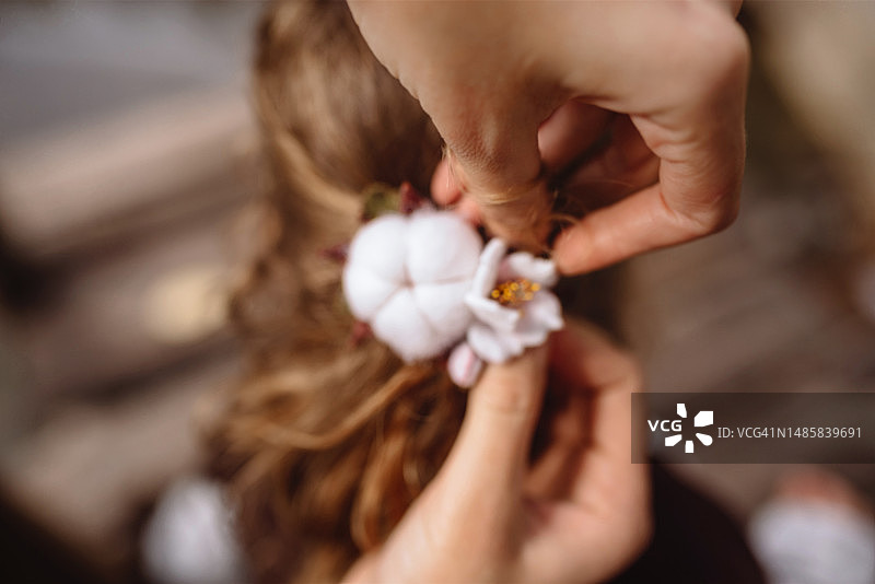 母亲正在给女儿梳头。图片素材