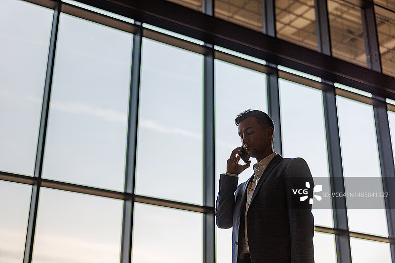 在机场打电话的商务人士图片素材