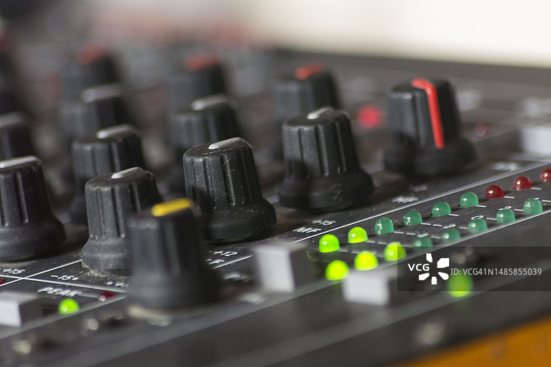 混音器上的电位器微调器和VU表灯音量峰值图片素材