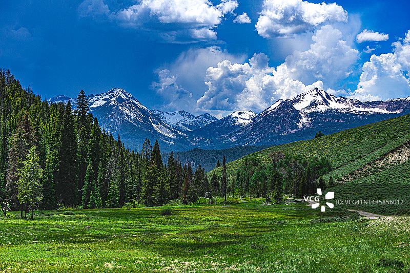 白雪皑皑的群山映衬着天空的美景图片素材