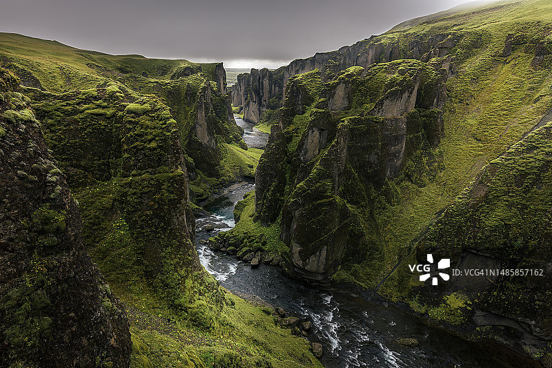 树木掩映下的瀑布美景图片素材