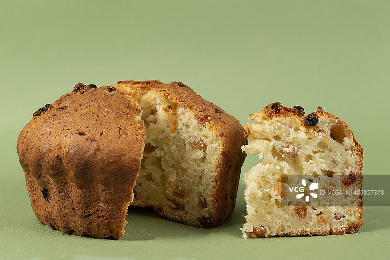 绿色背景上的经典葡萄干乳酪馅饼纸杯蛋糕图片素材