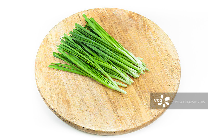 白色背景木质砧板上的大葱图片素材