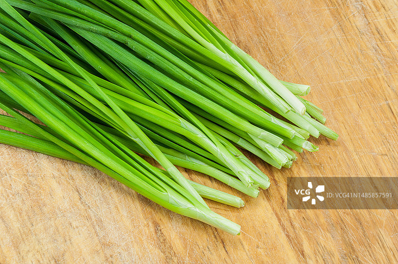 木制砧板上的葱图片素材