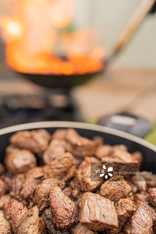 烤牛肉旁的熟牛肉特写图片素材