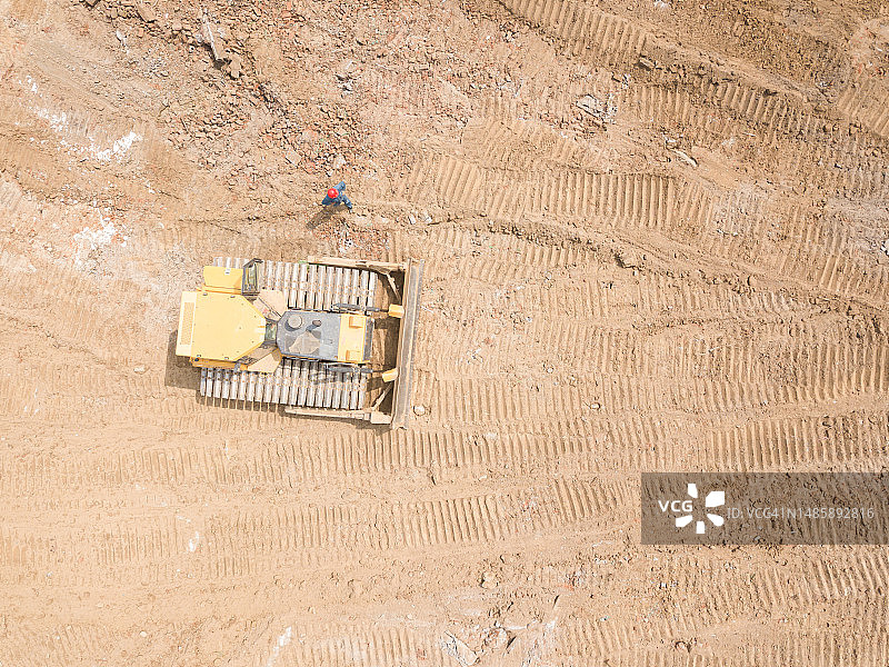 推土机在建筑工地平整地面鸟瞰图片素材