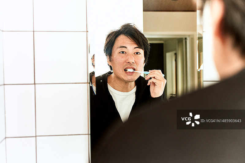 日本男人刷牙图片素材
