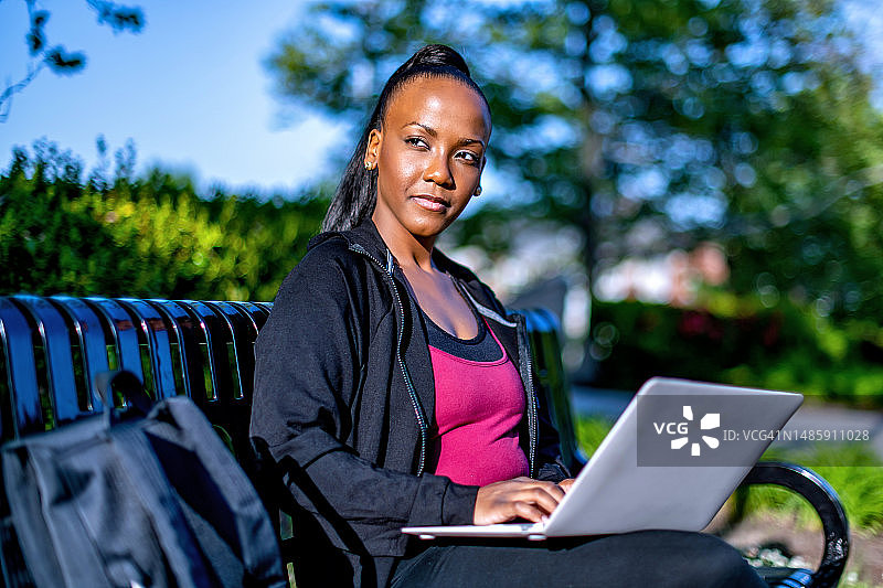 成人教育：在旅途中做作业图片素材