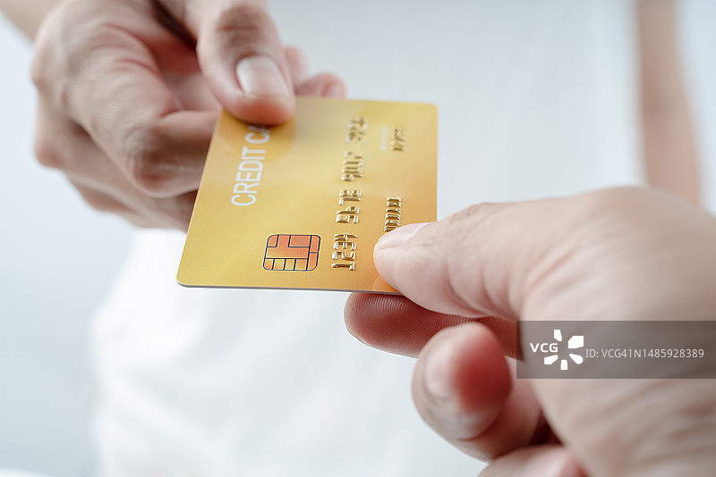 在收银台结账时用信用卡付款的女人，购物零售概念图片素材