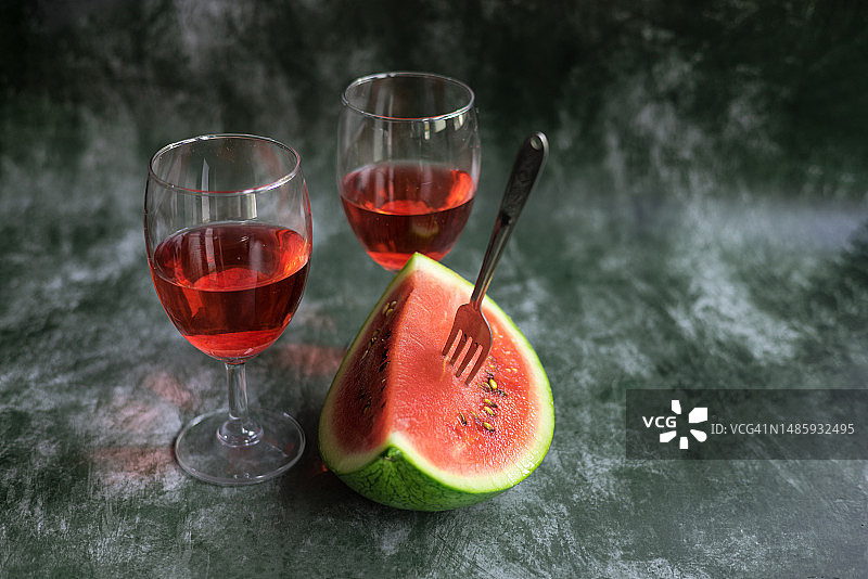西瓜饮品与西瓜切片特写图片素材