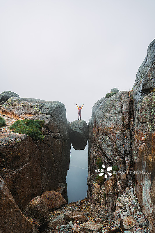 站在奇迹石上的女人图片素材