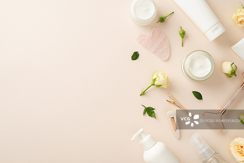 护肤品俯视图：乳霜瓶、玫瑰花瓣图片素材