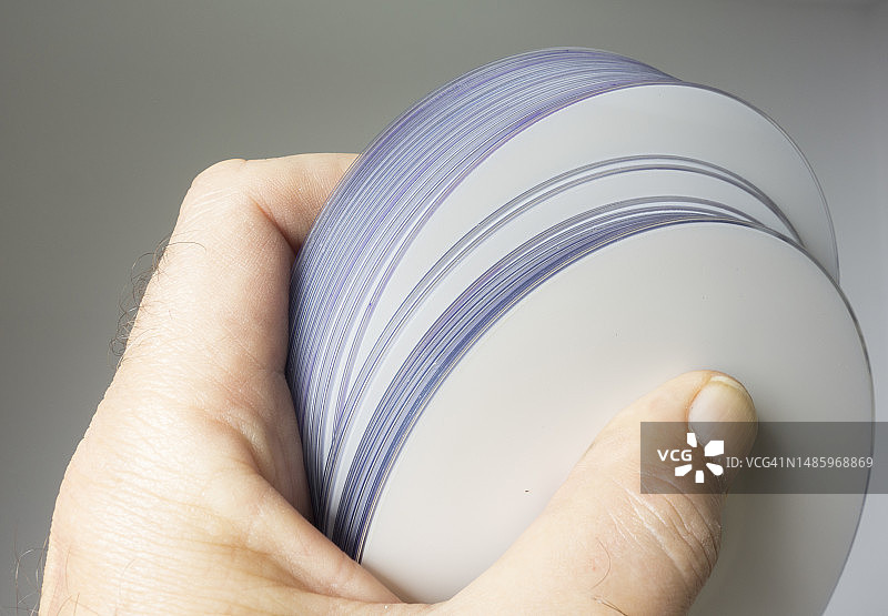 拿着空白DVD录制媒体的人图片素材